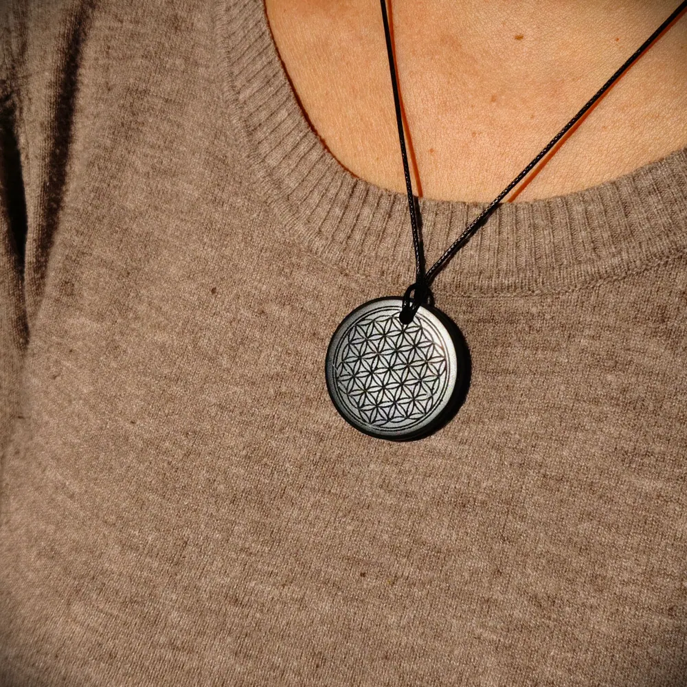 Super Pack x2 Shungite Pyramide 60mm Polie + Pendentif Fleur de Vie + x2 Protection Mob (photo 6)